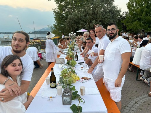 Viverone, in 400 alla cena in bianco tra candelabri, foto e attenzione all'ambiente Viverone, in 400 alla cena in bianco tra candelabri, foto e attenzione all'ambiente