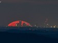 La Luna Rossa che attraversa lo skyline di Milano è nata sulle alture di Nebbiuno FOTO Valerio Minato La Luna Rossa che attraversa lo skyline di Milano è nata sulle alture di Nebbiuno FOTO Valerio Minato