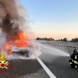Dal Nord Ovest – Auto a fuoco sull’A26