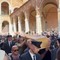 Funerali don Mazzi, l'uscita del feretro sulle note di "Io vagabondo"