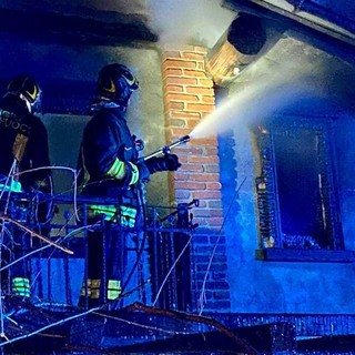 Fiamme dal camino distruggono il tetto di una casa a Netro
