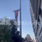 Corteo Milano, manifestanti si arrampicano per strappare cartello della Lega