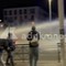 Violenti scontri a Torino: manifestanti lanciano bottiglie e pietre, polizia usa lacrimogeni e idranti