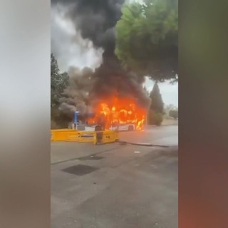 Proteste degli studenti in Francia, le immagini di un bus in fiamme a Marsiglia