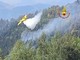 Incendio Monte Barone, continue riaccensioni sopra Le Piane: dieci lanci del Canadair