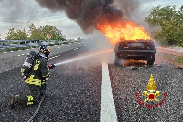 Auto in fiamme sull’A4, arrivano Vigili del Fuoco e Polizia Stradale