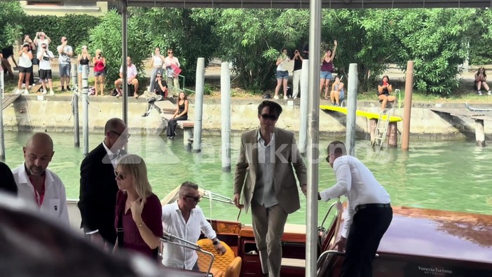 Venezia 83, bagno di folla per Robert Pattinson: l'arrivo al Lido per 'Primetime' Venezia 83, bagno di folla per Robert Pattinson: l'arrivo al Lido per 'Primetime'