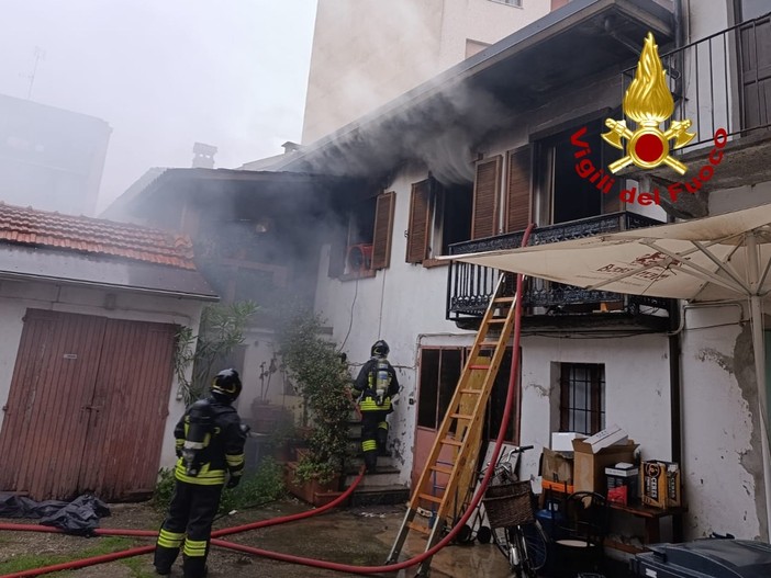 Fiamme in un’abitazione, arrivano i Vigili del Fuoco Fiamme in un’abitazione, arrivano i Vigili del Fuoco