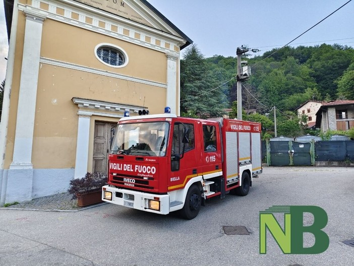Camino in fiamme a Sagliano Micca, i Vigili del Fuoco evitano il peggio