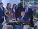 Trump invita Melania a firmare un ordine esecutivo, ma la frase diventa un boomerang sul web Trump invita Melania a firmare un ordine esecutivo, ma la frase diventa un boomerang sul web