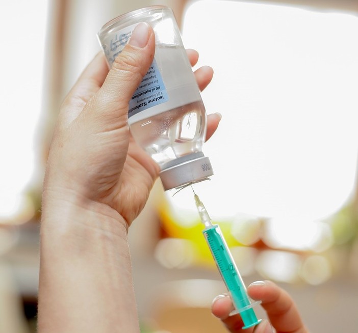 Quarta dose: da domani la preadesione per over12 e da lunedì chiamate dirette per over60