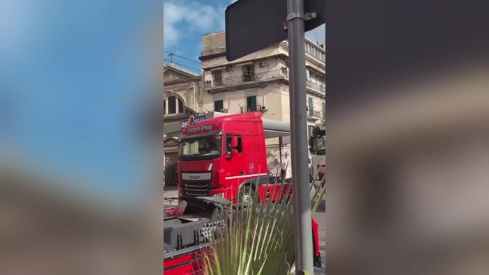 A Napoli sfilano cittadini e camion, il corteo a sostegno degli autotrasportatori A Napoli sfilano cittadini e camion, il corteo a sostegno degli autotrasportatori