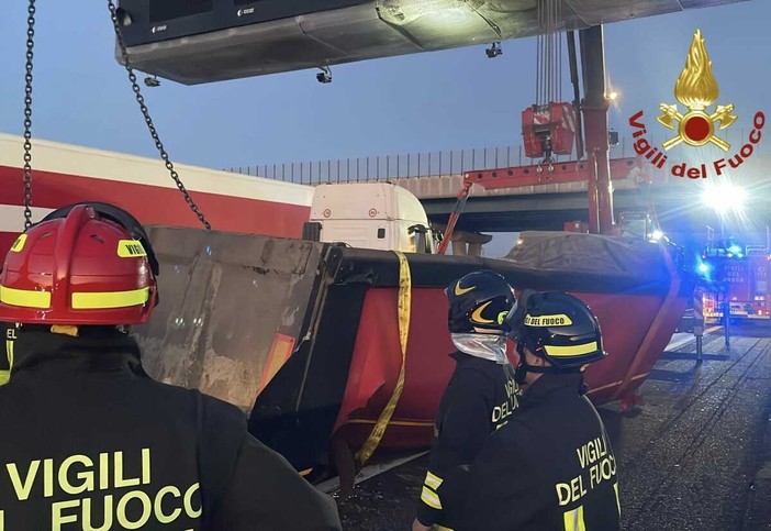Dal Nord Ovest - Incidente in A4: cassone di un tir incastrato in una zona di lavori Dal Nord Ovest - Incidente in A4: cassone di un tir incastrato in una zona di lavori