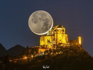 La Luna Rossa che attraversa lo skyline di Milano è nata sulle alture di Nebbiuno FOTO Valerio Minato La Luna Rossa che attraversa lo skyline di Milano è nata sulle alture di Nebbiuno FOTO Valerio Minato