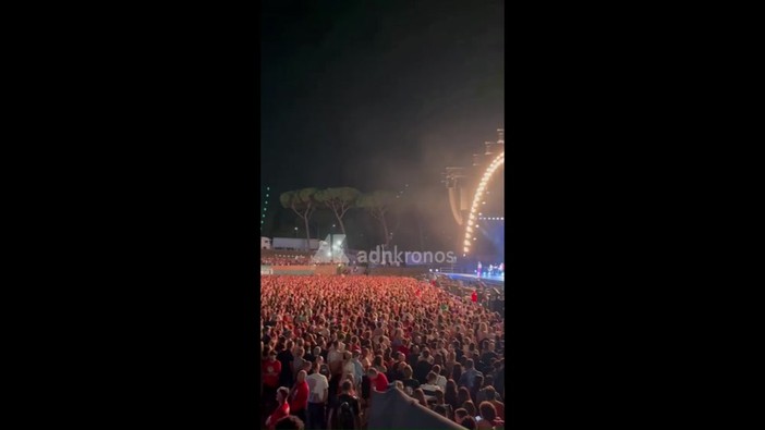 Jovanotti versione romanesca, l'autoironia per chiudere il concerto al Circo Massimo