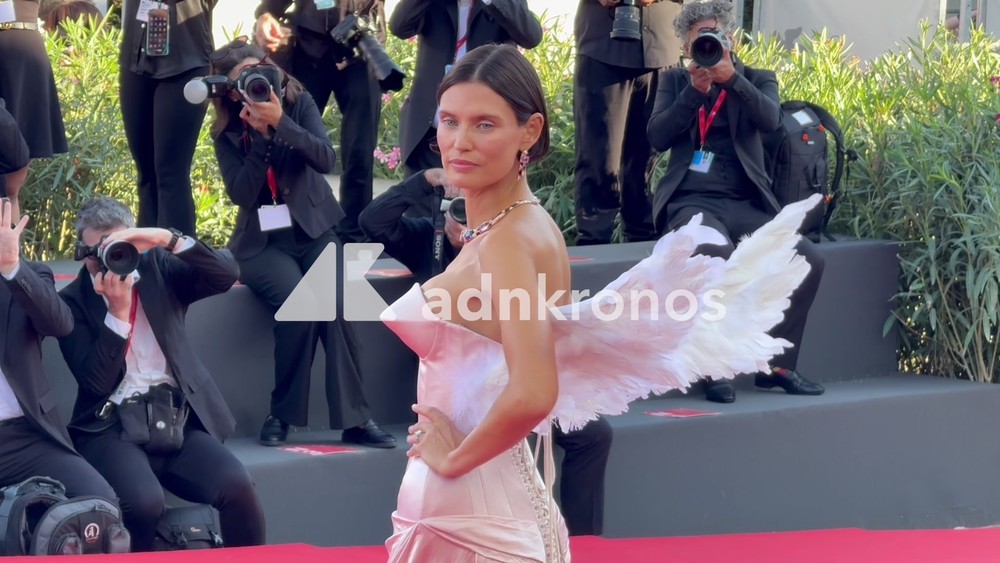 Venezia 83, Bianca Balti un angelo sul red carpet: il look con le ali incanta il Lido Venezia 83, Bianca Balti un angelo sul red carpet: il look con le ali incanta il Lido