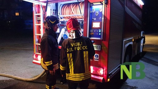 Cassonetto della carta in fiamme a Biella al Gorgomoro, foto archivio