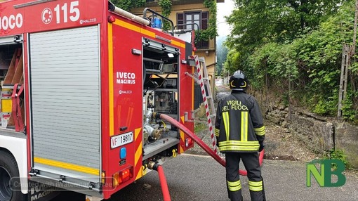 Andorno, tetto di un garage in fiamme: salvata l’auto custodita (servizio di Mattia Baù per newsbiella.it)