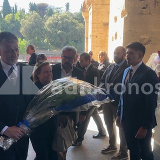 Colosseo, Giuli depone una corona di fiori per l'operaio morto Colosseo, Giuli depone una corona di fiori per l'operaio morto