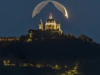 La Luna Rossa che attraversa lo skyline di Milano è nata sulle alture di Nebbiuno FOTO Valerio Minato La Luna Rossa che attraversa lo skyline di Milano è nata sulle alture di Nebbiuno FOTO Valerio Minato