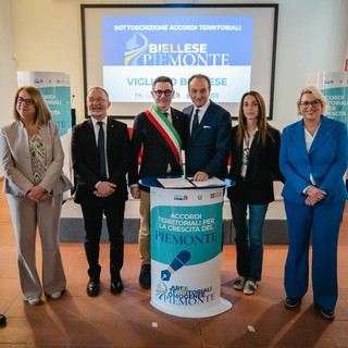 Vigliano alla firma degli accordi di collaborazione con la Regione Piemonte (foto dal sito web del comune di Vigliano Biellese)