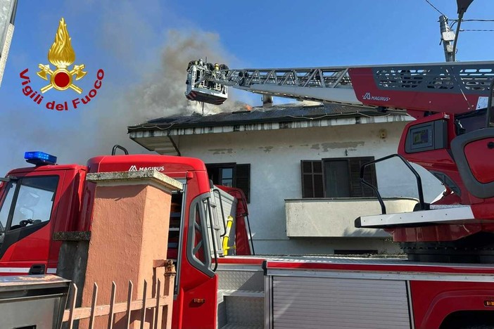 Crova, a fuoco tetto e mansarda: una persona in ospedale