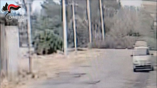 Appicca il fuoco a un deposito nel Leccese, il video del piromane in azione Appicca il fuoco a un deposito nel Leccese, il video del piromane in azione