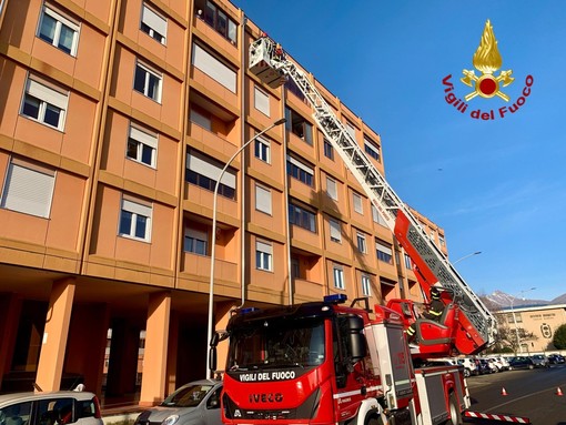 donna aiuto balcone