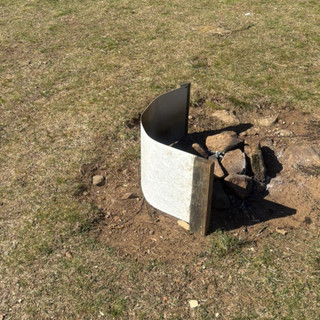 Vandali in alta Valsessera, distrutti i cartelli informativi della chiesetta alpina dell’Alpe Noveis per accendere un braciere (foto di ANA Valsesiana)