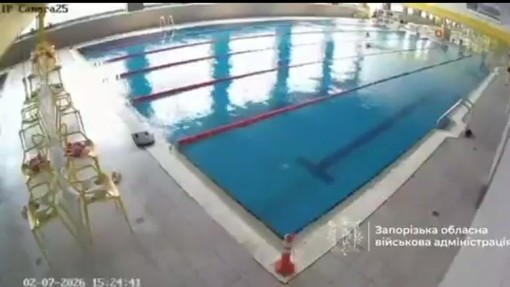 Ucraina, attacco russo su una piscina: l'esplosione nel video delle telecamere di sicurezza Ucraina, attacco russo su una piscina: l'esplosione nel video delle telecamere di sicurezza