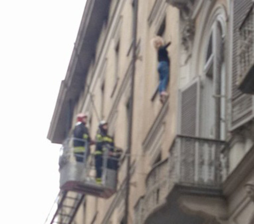 Paura a Torino: Donna minaccia di buttarsi da un palazzo