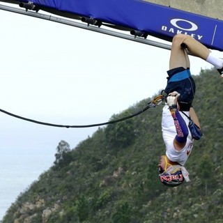Con 600 monkey bar attraversa un ponte a 200 metri d'altezza: l'impresa di van Tonder Con 600 monkey bar attraversa un ponte a 200 metri d'altezza: l'impresa di van Tonder