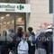 Guerriglia ancora a Milano, assaltato il Carrefour di via Torino Guerriglia ancora a Milano, assaltato il Carrefour di via Torino