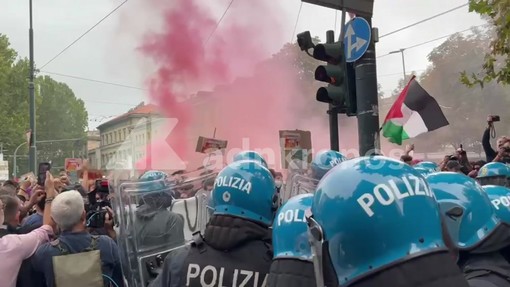 A Torino cori e fumogeni al presidio contro Vannacci: "Vattene" A Torino cori e fumogeni al presidio contro Vannacci: "Vattene"