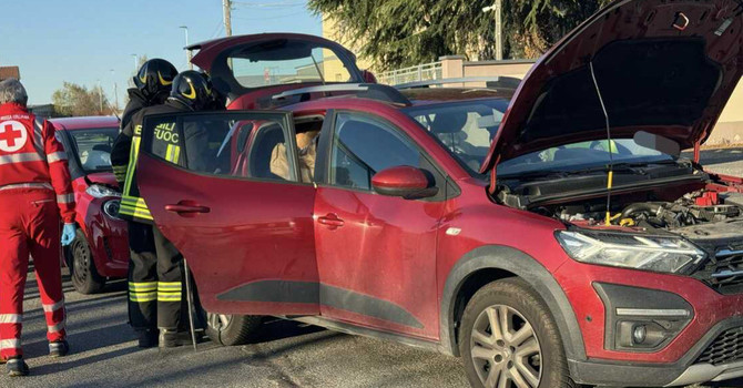 Scontro tra auto a Cerrione, una persona estratta dall'abitacolo (servizio di Davide Finatti per newsbiella.it)