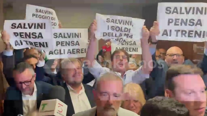 Milano, Salvini al Pirellone contestato dal Pd: "Pensa ai treni e agli aerei"