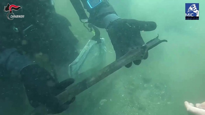 Viterbo, eccezionale scoperta nel Lago di Mezzano: recuperata una spada di oltre tremila anni fa Viterbo, eccezionale scoperta nel Lago di Mezzano: recuperata una spada di oltre tremila anni fa