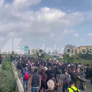 Cortei a Milano, migliaia di manifestanti invadono la tangenziale Cortei a Milano, migliaia di manifestanti invadono la tangenziale