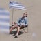 Angelo Bonelli in spiaggia con l'ombrellone...ma è il Po in secca