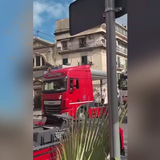 A Napoli sfilano cittadini e camion, il corteo a sostegno degli autotrasportatori A Napoli sfilano cittadini e camion, il corteo a sostegno degli autotrasportatori