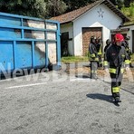 Allarme a Valdilana: escavatore prende fuoco sopra un container, evitati danni maggiori (foto di Mauro Benedetti per newsbiella.it)