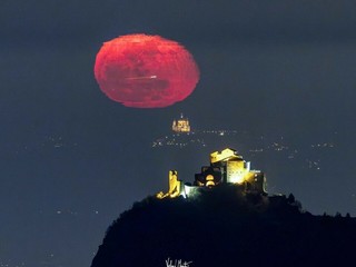 La Luna Rossa che attraversa lo skyline di Milano è nata sulle alture di Nebbiuno FOTO Valerio Minato La Luna Rossa che attraversa lo skyline di Milano è nata sulle alture di Nebbiuno FOTO Valerio Minato