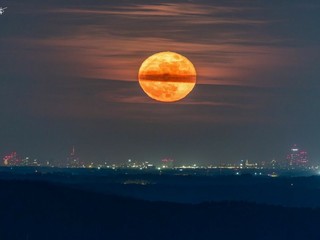 La Luna Rossa che attraversa lo skyline di Milano è nata sulle alture di Nebbiuno FOTO Valerio Minato La Luna Rossa che attraversa lo skyline di Milano è nata sulle alture di Nebbiuno FOTO Valerio Minato