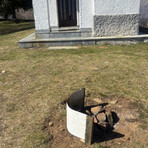 Vandali in alta Valsessera, distrutti i cartelli informativi della chiesetta alpina dell’Alpe Noveis per accendere un braciere (foto di ANA Valsesiana)