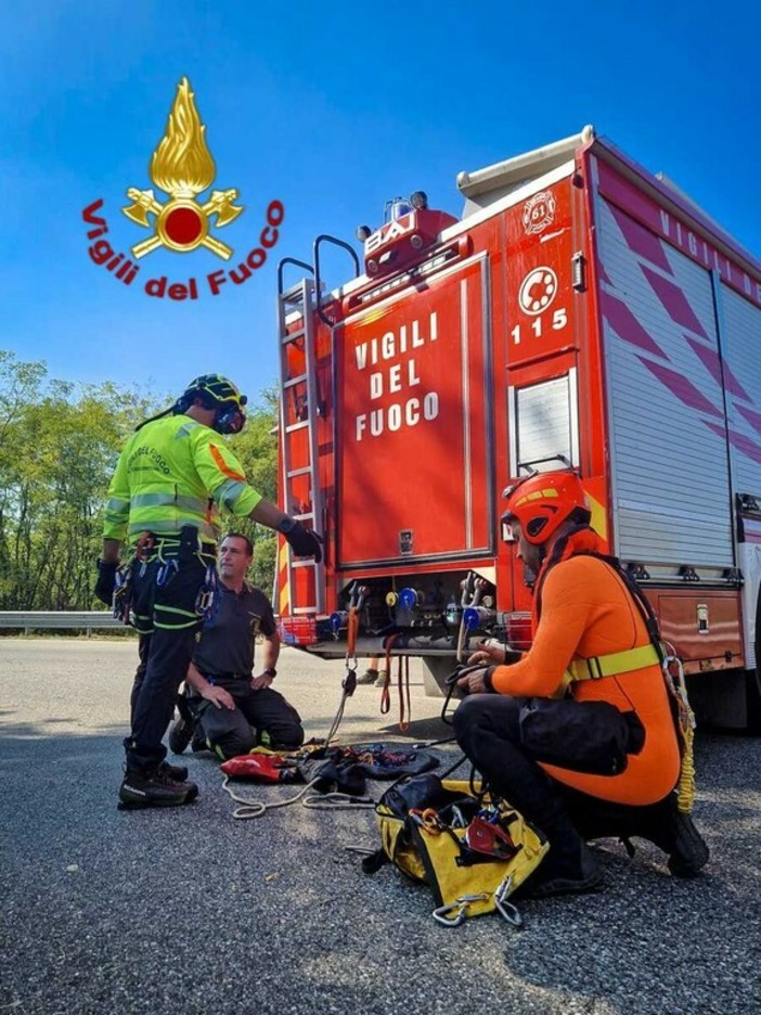 Dal Nord Ovest - Auto in un canale, Vigili del Fuoco in azione con cinque squadre