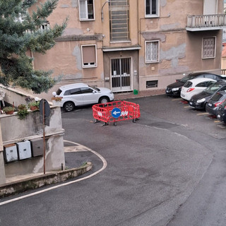 Biella, buca in via Costanzo: "Transenne da tre mesi, quando verrà ripristinata la strada?"