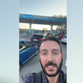 Tetto al prezzo Eni e file ai distributori, la coda a via Cristoforo Colombo a Roma Tetto al prezzo Eni e file ai distributori, la coda a via Cristoforo Colombo a Roma