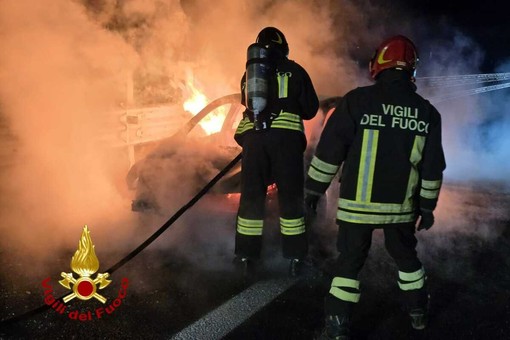 Auto a fuoco sull'A4, attimi di paura vicino a Balocco