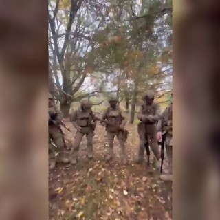 La preghiera dei soldati prima della battaglia, le immagini dall'Ucraina La preghiera dei soldati prima della battaglia, le immagini dall'Ucraina