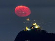 La Luna Rossa che attraversa lo skyline di Milano è nata sulle alture di Nebbiuno FOTO Valerio Minato La Luna Rossa che attraversa lo skyline di Milano è nata sulle alture di Nebbiuno FOTO Valerio Minato